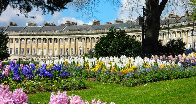 Horizontale Foto Frühling Blumen und historischen Old Apartments Bath, England