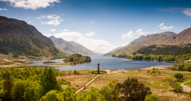 Loch Shiel liegt eingebettet zwischen den Bergen von Glenfinnan in den schottischen Highlands, mit dem Glenfinnan Monument to Charles Edward Stuart und dem Jakobitenaufstand am Ufer des Sees.